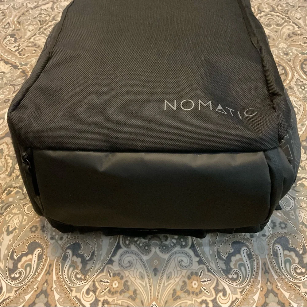 Like New Nomatic Travel Bag 40L + Laundry Bag+ Waist Strap Used 1x
